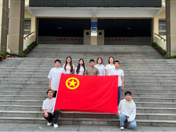 以青春之名，庆团旗团徽之辉 —— 中国共产主义青年团成立102周年合影活动 时尚传媒学院 